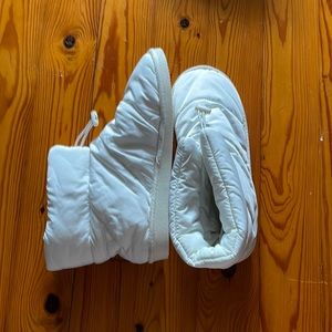 NEVER WORN Juno Fuzzie white ankle snow boots (size: 8)